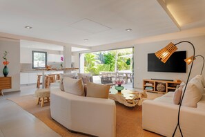 Expansive living area opening onto the terrace. Air-conditioning, HD-TV, Dish Network, Apple TV. Fully equipped kitchen. Electric oven, gas stove, microwave, refrigerator, mixer, centrifuge, freezer, dishwasher, Nespresso machine, blender, kettle, toaster