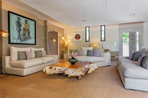 Expansive living area opening onto the terrace. Air-conditioning, HD-TV, Dish Network, Apple TV. Fully equipped kitchen. Electric oven, gas stove, microwave, refrigerator, mixer, centrifuge, freezer, dishwasher, Nespresso machine, blender, kettle, toaster