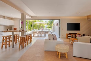 Expansive living area opening onto the terrace. Air-conditioning, HD-TV, Dish Network, Apple TV. Fully equipped kitchen. Electric oven, gas stove, microwave, refrigerator, mixer, centrifuge, freezer, dishwasher, Nespresso machine, blender, kettle, toaster