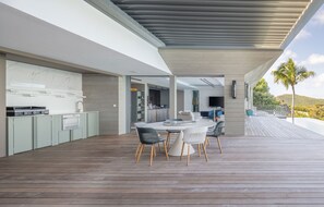 Fully equipped. Electric oven, gas stove, microwave, refrigerator, mixer, centrifuge, freezer, dishwasher, Nespresso machine, blender, kettle, toaster. Dining table for 8 people on the covered terrace. 