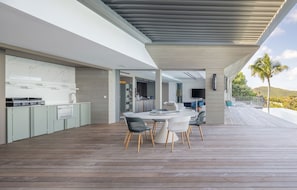 Fully equipped. Electric oven, gas stove, microwave, refrigerator, mixer, centrifuge, freezer, dishwasher, Nespresso machine, blender, kettle, toaster. Dining table for 8 people on the covered terrace.