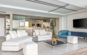 Expansive living area opening onto the terrace. Air-conditioning, HD-TV, Dish Network, Apple TV. 