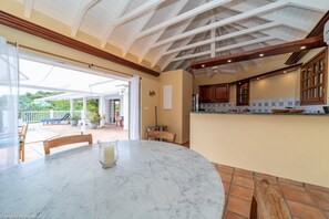 Air conditioning, ceiling fan, HD-TV, Apple TV, inside dining table for 4 people. Opens onto the terrace and the pool. 