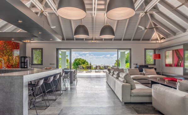 Expansive living area opening onto the terrace. HD-TV, Dish Network, Apple TV, ceiling fans. 