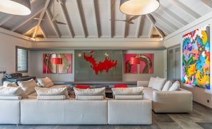 Expansive living area opening onto the terrace. HD-TV, Dish Network, Apple TV, ceiling fans.