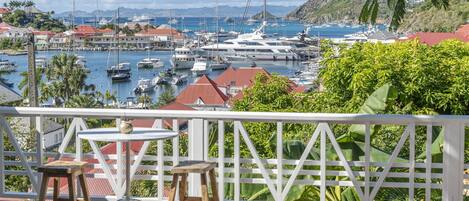 Coin lounge avec sofa et hammack, face à la vue panoramique sur le port de Gustavia. 