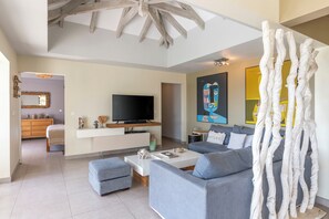 Spacious air conditioned lounge area opening onto the pool deck. HD-TV, Canal Satellite.  