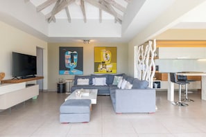 Spacious air conditioned lounge area opening onto the pool deck. HD-TV, Canal Satellite.  
