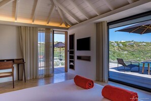 Located in a separate bungalow at the pool level. King size bed, air conditioning, ceiling fan, HD-TV, safe, dressing room, Ensuite bathroom with indoor Italian shower and outdoor shower, double sinks, and WC. Private terrace and ocean view.