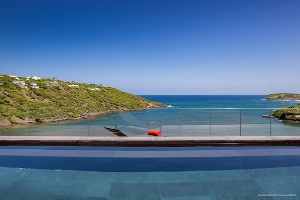 Heated 4 x 12 m pool. Beautiful terrace with deckchairs. Magnificent view on the bay of Marigot.