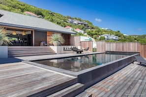 Heated 4 x 12 m pool. Beautiful terrace with deckchairs. Magnificent view on the bay of Marigot.