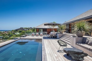 Heated 4 x 12 m pool. Beautiful terrace with deckchairs. Magnificent view on the bay of Marigot.