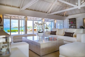 Air conditioning, HD-TV, French satellite, Apple TV, Dish Network. Ocean view.