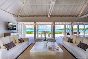 Air conditioning, HD-TV, French satellite, Apple TV, Dish Network. Ocean view.