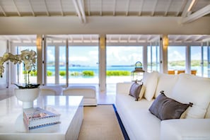 Air conditioning, HD-TV, French satellite, Apple TV, Dish Network. Ocean view.