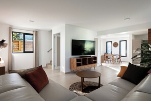 Air-conditioned, HD-TV, Apple TV. 