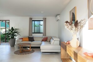 Air-conditioned, HD-TV, Apple TV. 