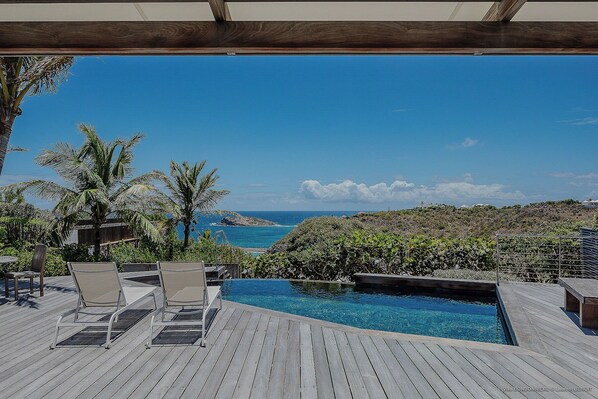 Expansive terrace, pool, sun loungers. Nice view over the bay. 