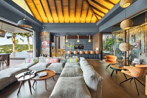 Air conditioning, HD-TV, Dish Network, Canal Satellite, Apple TV. The living room opens onto the terrace and the views. 