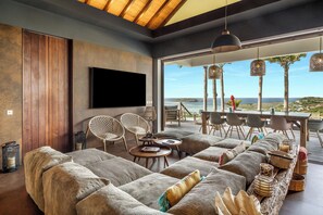 Air conditioning, HD-TV, Dish Network, Canal Satellite, Apple TV. The living room opens onto the terrace and the views. 