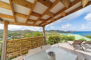 Fully equipped kitchen with a bar for breakfast. Blender, dishwasher, microwave, toaster, filter coffee maker. Dining table for 6 guests on the covered terrace. 