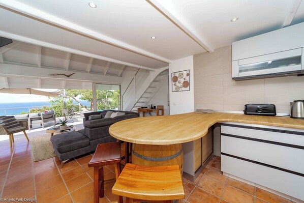Fully equipped kitchen with a bar for breakfast. Blender, dishwasher, microwave, toaster, filter coffee maker. Dining table for 6 guests on the covered terrace. 