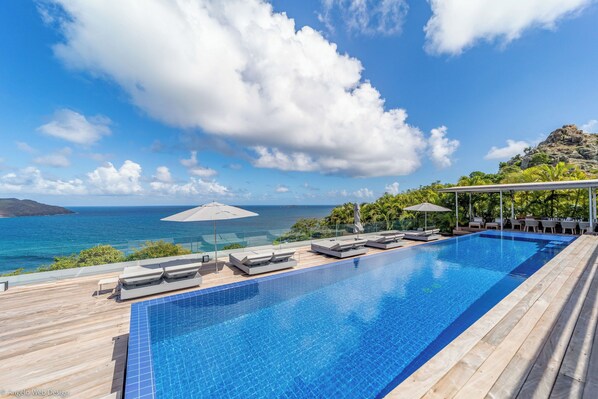 Large heated pool facing the view over the ocean. Expansive terrace, with deckchairs and lounge areas. Gas barbecue.