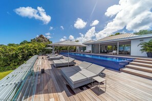 Large heated pool facing the view over the ocean. Expansive terrace, with deckchairs and lounge areas. Gas barbecue.