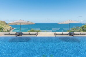 Large heated pool facing the view over the ocean. Expansive terrace, with deckchairs and lounge areas. Gas barbecue.