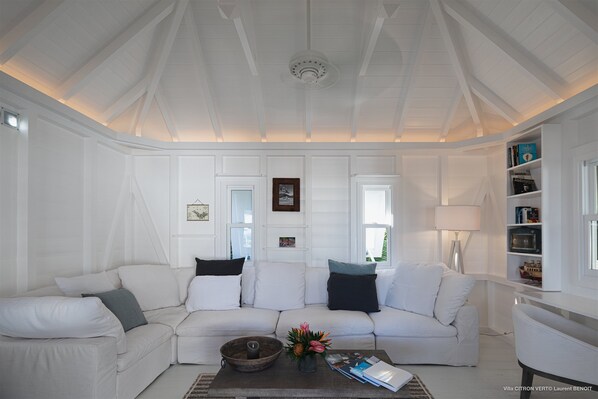 Cozy living area opening onto the terrace. Air-conditioning, HD-TV, Dish Network, Apple TV, Sonos sound-system, ceiling fan. 