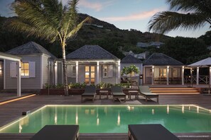 Modern and chic outdoor lightings.