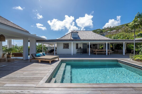 Beautiful pool, surrounding by an expansive terrace with sun loungers. Plancha.
