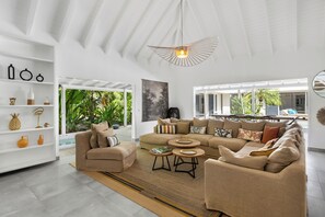 Great open-air living area, HD-TV. The living room opens onto the terrace and the dining area. 