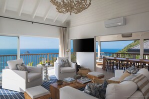 Nice living area opening onto the terrace and dining area. Air-conditioning, HD-TV, Dish Network, Apple TV, ceiling fans.