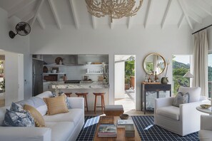 Nice living area opening onto the terrace and dining area. Air-conditioning, HD-TV, Dish Network, Apple TV, ceiling fans.