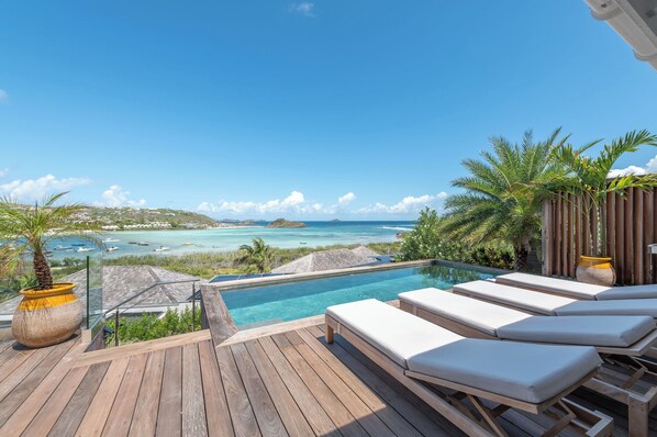 Beautiful heated pool facing the view. Nice terrace with sun loungers. Gas barbecue.