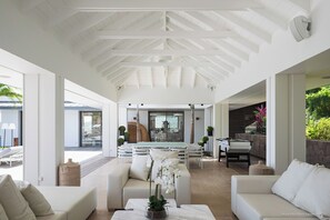 Expansive lounge area on the covered terrac. Air conditioned living room, HD-TV, Canal satellite, Apple TV. Opens onto the terrace. Ocean view.