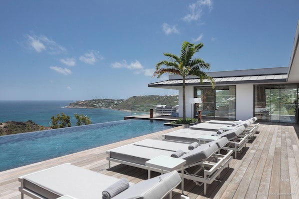 Heated pool surrounded by a spacious sun terrace with deckchairs. Spectacular view of the bay of Lorient.