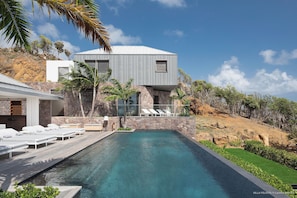 Heated pool surrounded by a spacious sun terrace with deckchairs. Spectacular view of the bay of Lorient.
