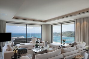 Expansive lounge area on the covered terrac. Air conditioned living room, HD-TV, Canal satellite, Apple TV. Opens onto the terrace. Ocean view.