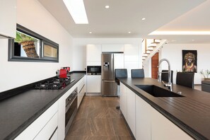 Fully equipped with bar, electric oven, gas stove, dishwasher, fridge and freezer, ice machine, microwave, toaster, filter coffee maker, and espresso coffee machine, blender, electric fruit press. Breakfast bar with stools. Outdoor dining table for 6 gues