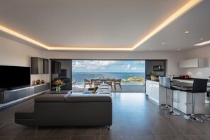 Air-conditioning, large HD-TV with Dish Network, Apple TV, Canal Satellite, iPod dock. 