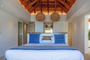 Lit king size, climatisation, TV-HD avec chaines françaises et US, dressing, coffre-fort programmable. Salle de bains attenante avec deux vasques, une douche et des toilettes, serviettes de bains et de plage, sèche-cheveux. Accès à la terrasse, vue sur la
