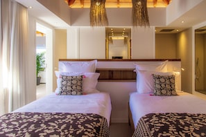 Lit king size (ou lits jumeaux sur demande), climatisation, TV-HD avec chaines françaises et US, dressing, coffre-fort programmable. Salle de bains attenante avec deux vasques, une douche et des toilettes, serviettes de bains et de plage, sèche-cheveux.