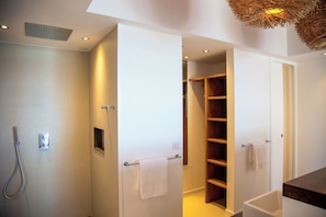 Lit king size, climatisation, TV-HD avec chaines françaises et US, dressing, coffre-fort programmable. Salle de bains attenante avec deux vasques, une douche et des toilettes, serviettes de bains et de plage, sèche-cheveux. Accès à la terrasse, vue sur la
