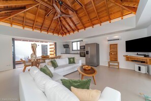 Air-conditioning, HD-TV, Dish Network, Sonos sound system. The room opens directly onto the outdoor terrace.