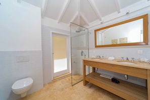 Au niveau principal. Lit king-size, climatisation, HD-TV. Salle de bain attenante, sèche-cheveux, coffre fort. La chambre s'ouvre sur la terrasse couverte et la vue. 