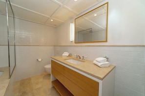 Au niveau principal, dans un bungalow sĂ©parĂ©. Lit king-size, climatisation. Salle de bain attenante, sĂšche-cheveux, coffre fort.Â