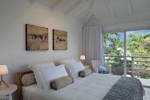 Au niveau principal. Lit king-size, climatisation, HD-TV. Salle de bain attenante, sĂšche-cheveux, coffre fort. La chambre s'ouvre sur la terrasse couverte et la vue.Â