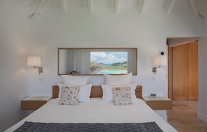 Au niveau principal, dans un bungalow séparé. Lit king-size, climatisation. Salle de bain attenante, sèche-cheveux, coffre fort. 